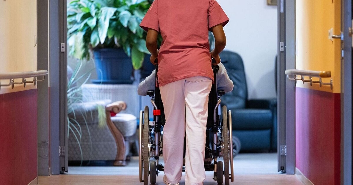 Pflege-Mindestl-hne-steigen-in-zwei-Schritten