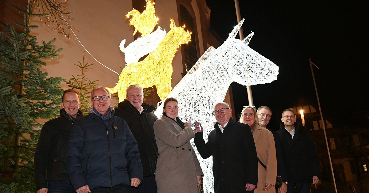 M-rchenhaftes-H-xter-Passend-zum-Weihnachtsmarkt-leuchten-die-Stadtmusikanten