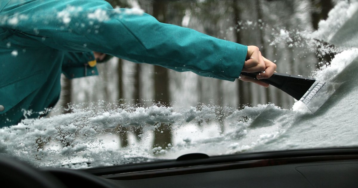 Auto-freikratzen-Ein-Guckloch-in-der-Scheibe-reicht-nicht