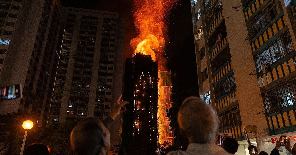 Mindestens-13-Tote-bei-Gro-brand-in-Hongkong