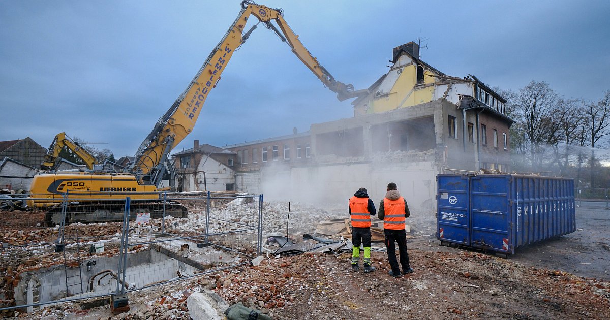 Arbeiter-m-ssen-f-r-Fabrikabriss-in-Bielefeld-Schutzanz-ge-tragen-Anwohner-gef-hrdet-