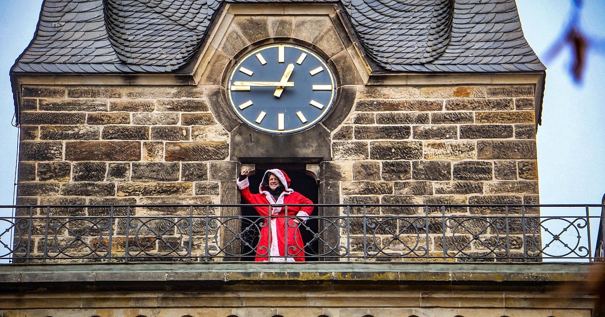 Weihnachtsmann-seilt-sich-von-Kirchturm-ab-Herforder-Pfarrer-macht-30-Meter-Stunt-selbst