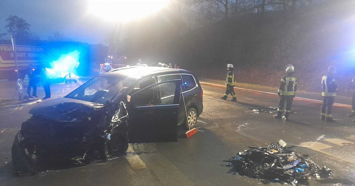 B252-bei-Brakel-bis-18-30-Uhr-komplett-gesperrt-Ein-Fahrer-bei-Unfall-schwer-verletzt