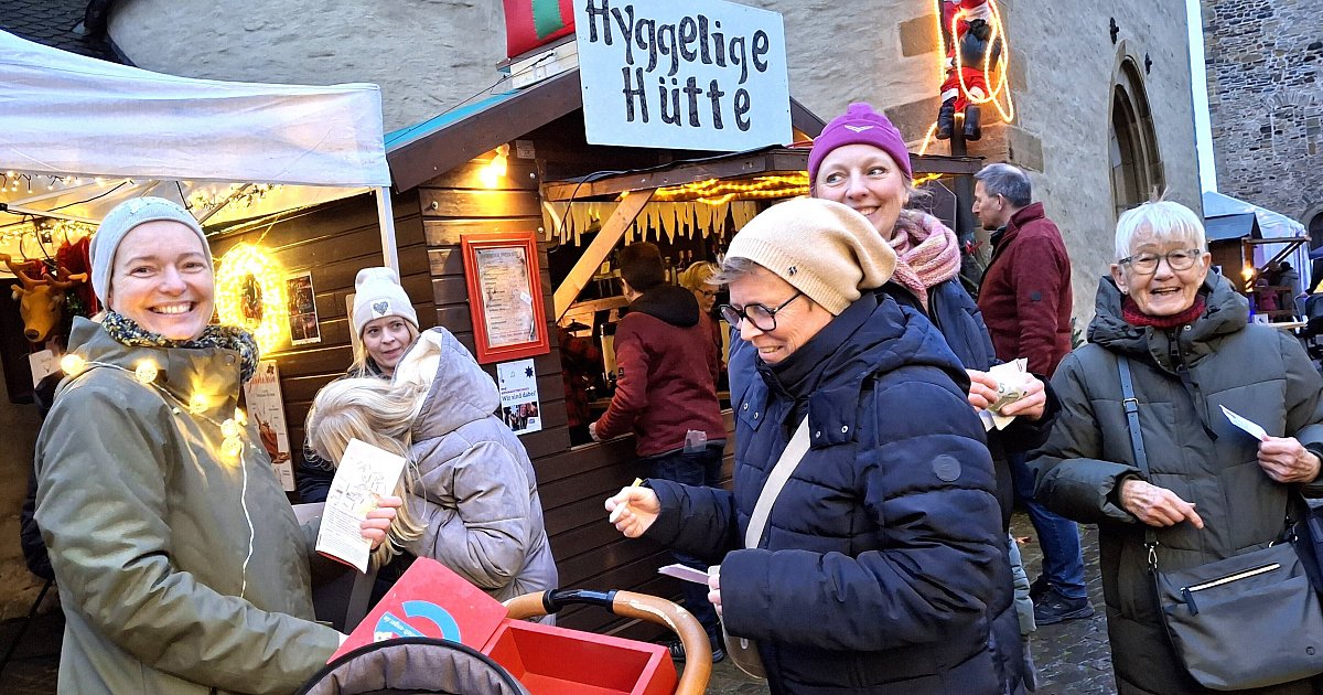 Viele-Besucher-zum-Start-des-Adventsbummels-in-Enger