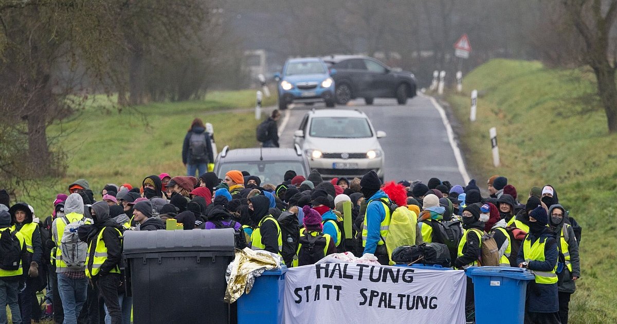 Weidel-Chrupalla-und-H-cke-bei-AfD-Jugendkongress