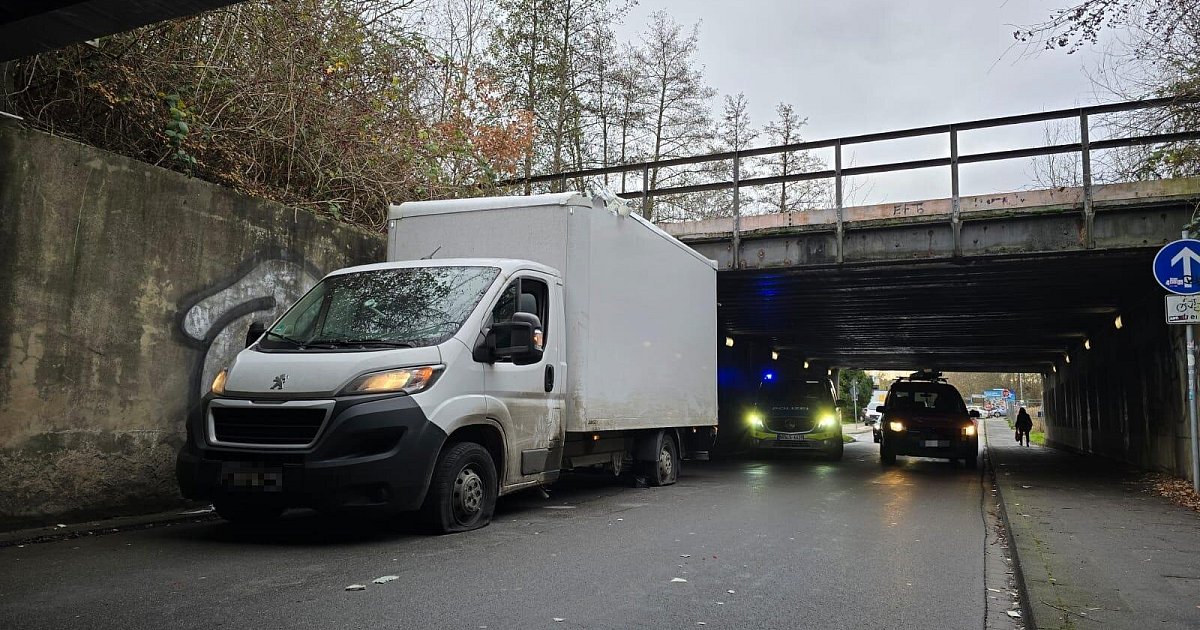Festgefahrener-Transporter-B-nder-Lkw-Falle-schnappt-erneut-zu