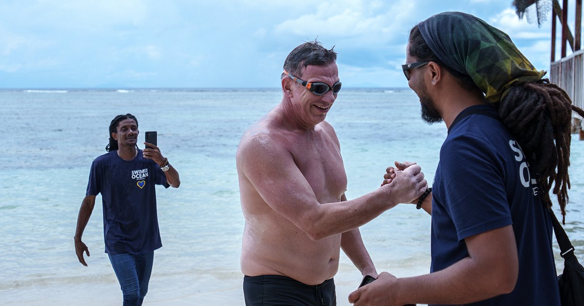 Paderborner-Extremschwimmer-bezwingt-47-km-im-Indischen-Ozean