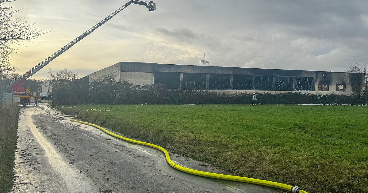 Gro-brand-in-Bielefelder-Industriehalle-Feuerwehr-k-mpft-noch-immer-mit-Glutnestern