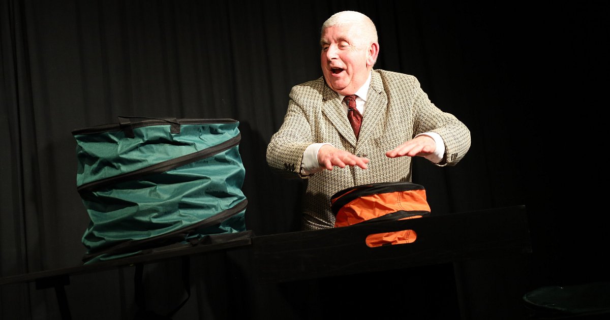 Erwin-Grosche-begeistert-mit-Pipifax-und-Wortakrobatik-in-Paderborn