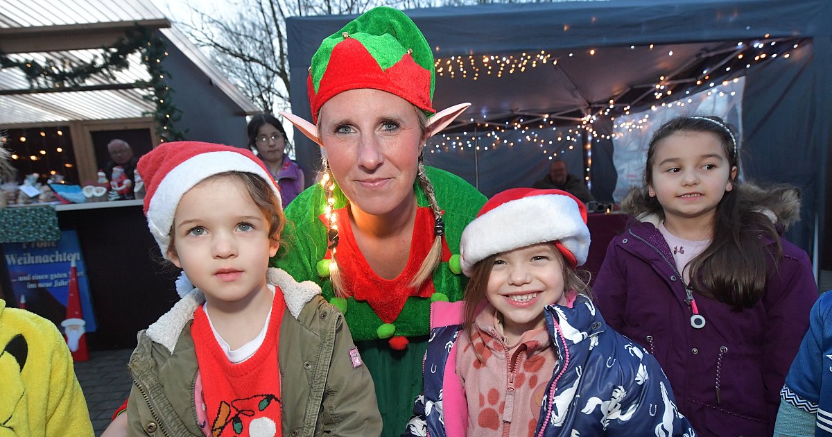 Mit-vielen-Fotos-Gl-hwein-und-belagerte-Kinderkarussells-am-ersten-Advent-in-G-tersloh