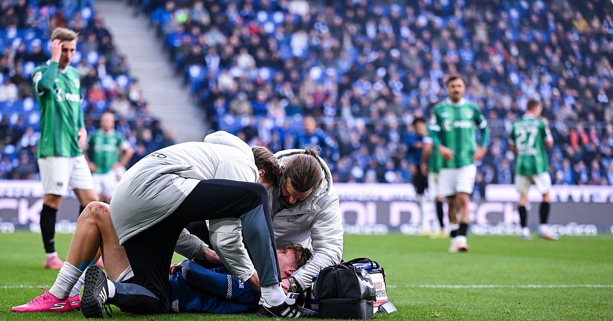 -Starke-Schmerzen-Arminias-Grodowski-mit-Schulterverletzung-im-Krankenhaus