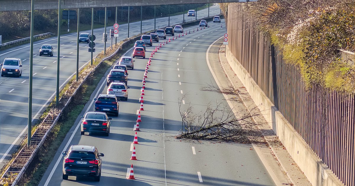 Stockender-Verkehr-stadtausw-rts-Gr-nschnitt-liegt-auf-Bielefelder-Ostwestfalendamm
