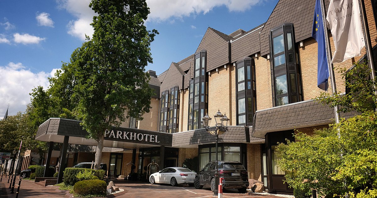 Pl-tzlicher-Besuch-vor-G-tersloher-Luxus-Hotel-Wildschwein-in-Innenstadt-aufgetaucht