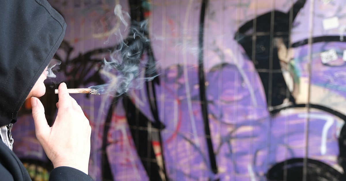 Junge-M-nner-f-hlen-sich-in-der-Innenstadt-von-Bad-Oeynhausen-unsicher