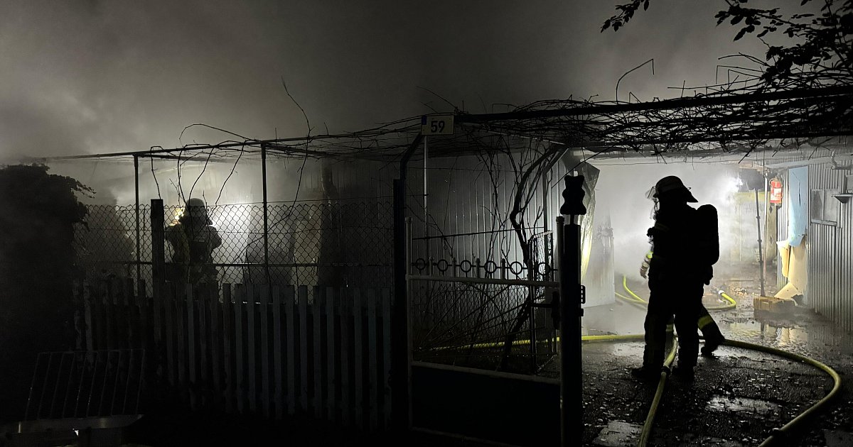 Schwimmbad-in-Bielefeld-evakuiert-wegen-Brand-einer-Gartenlaube