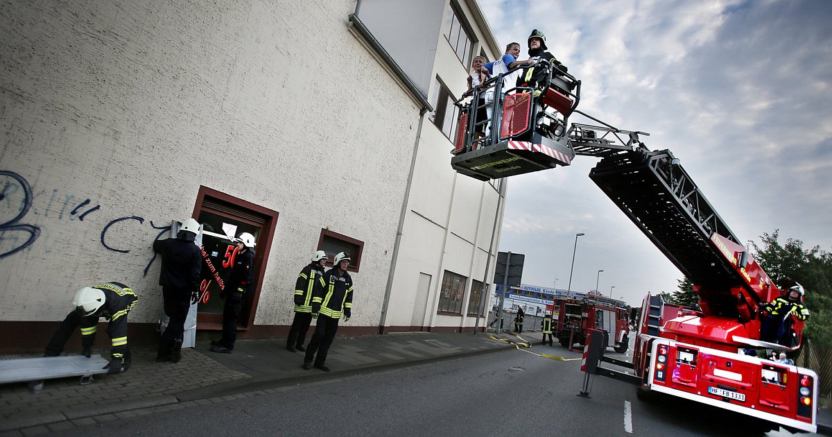 BÜNDE: Die Feuerwehr trainiert das Retten von Menschen aus brennenden Gebäuden | nw.de