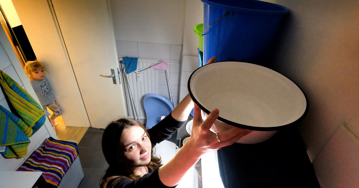 Mieter sind hilflos: Seit einer Woche tropft Wasser aus der Decke | nw.de