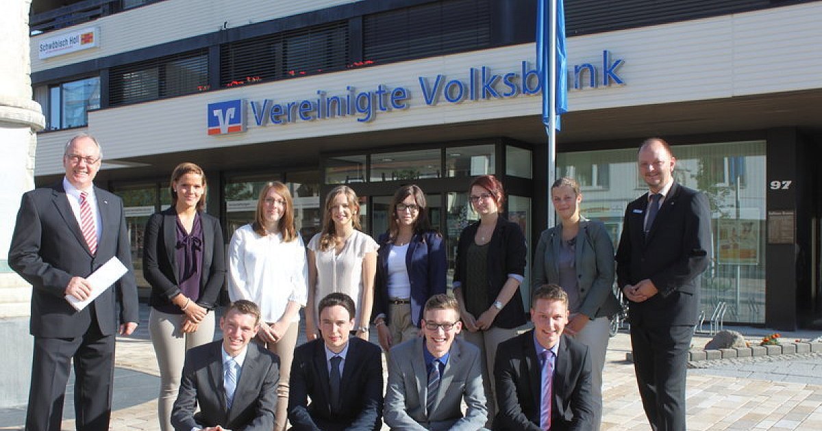 Zukünftige Banker in Warburg begrüßt nw.de