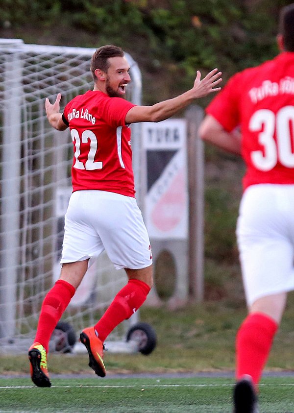 Der zweifache Torschütze Marc Rinnelt dreht hier jubelnd nach dem 1:0 im Viertelfinale des Kreispokals gegen den SC Herford ab. - © Egon Bieber