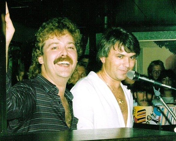 Am DJ-Pult: DJ Engelbert (l.) und Stefan Pesa. - © Privat