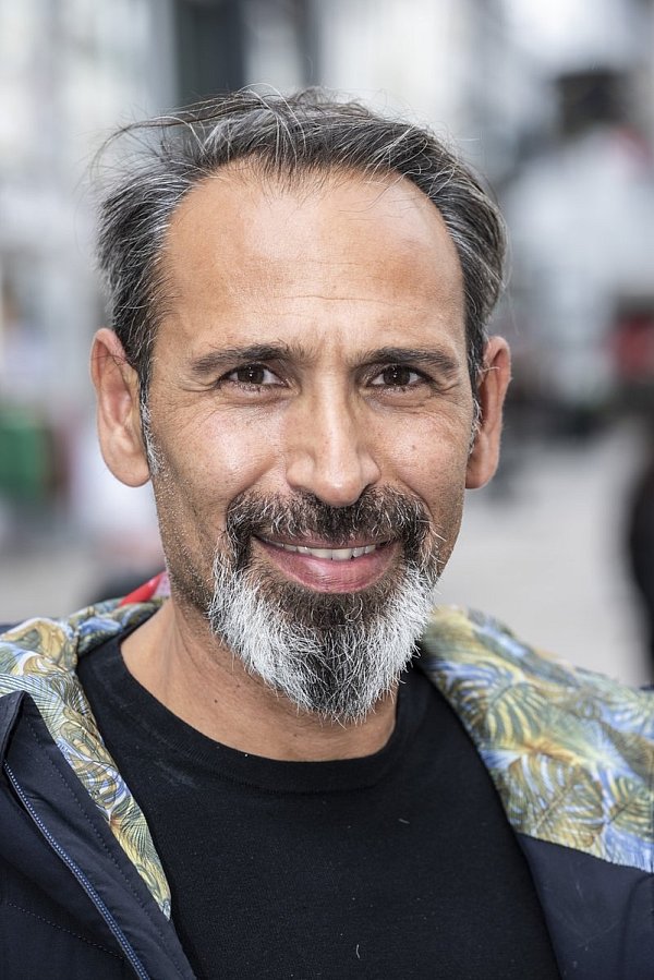 Edip Parlar: "Der Bart verziert ein  bisschen mein Gesicht. Er ist zwar grau, aber da steh’ ich zu – immerhin ist das ein

Zeichen für Reife und Männlichkeit." - © Jörg Dieckmann