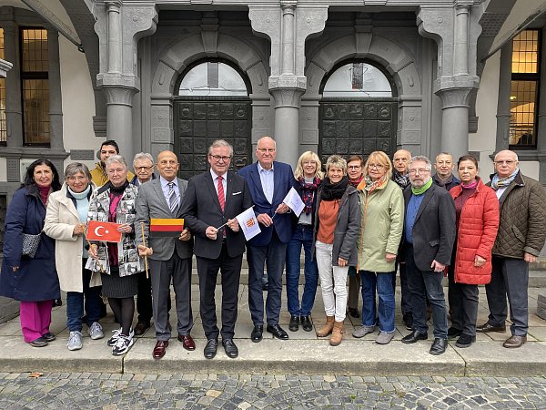 Die Teilnehmer der Delegation schilderen beim Besuch im Paderborner Rathaus ihre Einrücke der Istanbul-Reise. - © Stadt Paderborn