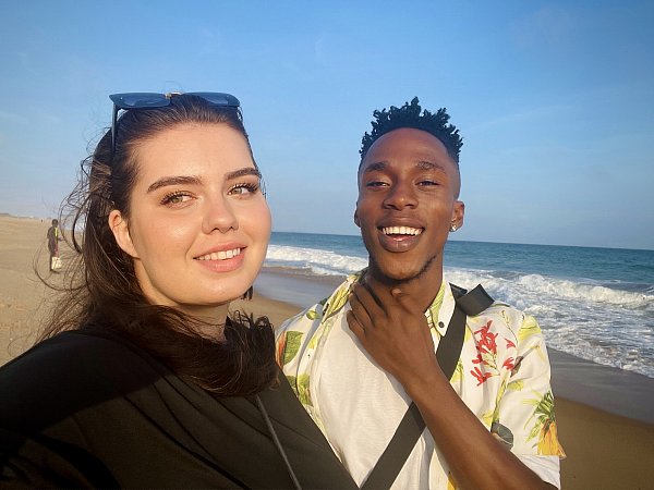 Sarah und Cyprian bei ihrem ersten Treffen am Strand von Benin. - © privat