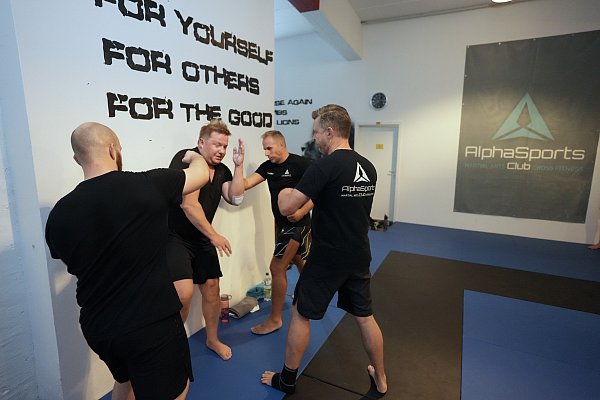 Krav Maga Trainer Christian Hjort (Mitte, mit dem Rücken zur Wand) zeigt, wie bedrohlich eine Situation mit mehreren Angreifern sein kann. - © Peter Unger