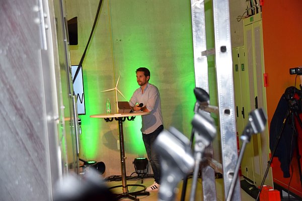Mirko Drotschmann, Journalist und Influencer führte durch die erste live gestreamte Schulstunde aus einen Windrad bei Lichtenau. - © Anja Ebner