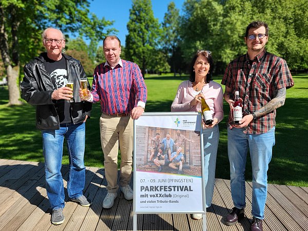 Festivalleiter Thomas Fischer (v. l.), Bürgermeister Ulrich Lange, Stadtmarketing-Chefin Asli Noyan und Andreas Marotzke freuen sich auf drei tolle Tage im Arminiuspark. - © Stadt Bad Lippspringe