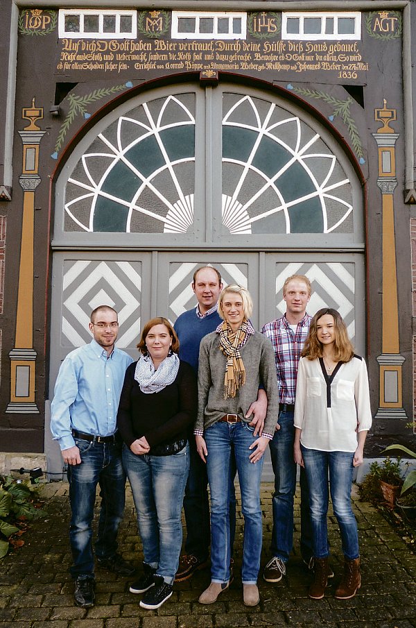 Beim Fest im Mittelpunkt: Das Königspaar Christoph Gemmeke und Daniela Wentzlaff (Mitte) mit ihrem Hofstaat David und Ann-Kathrin Hensel (l.) sowie Fabian Meyer und Lorena Platte. - © Foto: Privat