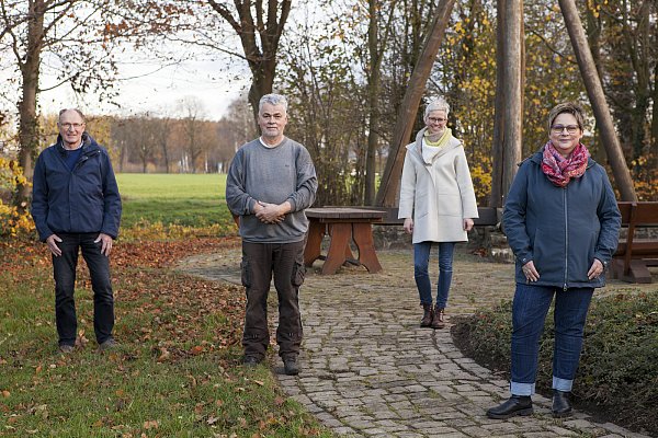 Friedhelm Koch (von links), Heinz Ossenschmidt, Eva Rahe und Isabel Bartling

vom Vorstand der Dorfgemeinschaft Hedem sind gespannt, wie die geplanten

Aktionen bei den Hedemern ankommen. - © Dorfgemeinschaft Hedem