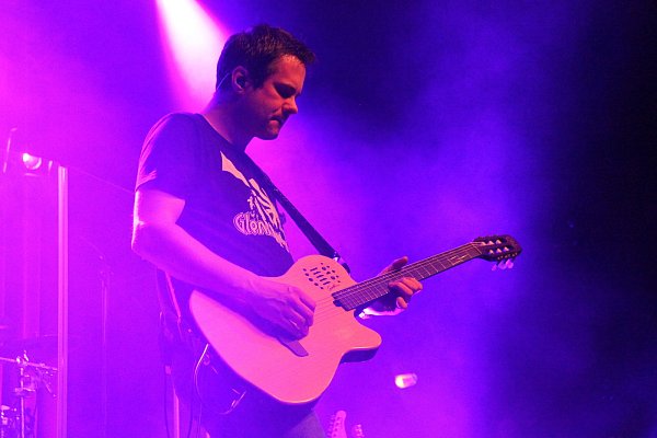Gitarrist und Sänger Wolfgang Uhlich beeindruckte das Publikum beim Auftritt der "Dire Strats" in derWerretalhalle mit seinem gefühlvollen Gitarrenspiel. - © Sonja Töbing