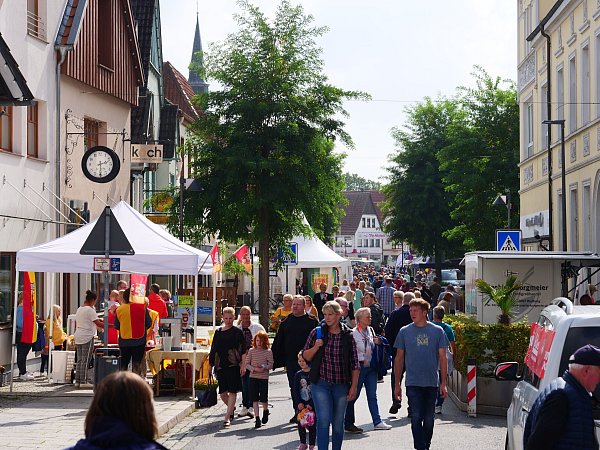 Bunt und trubelig soll es beim Stoppelmarkt in Rietberg auch in diesem Jahr in der Innenstadt zugehen. - © Stadt Rietberg