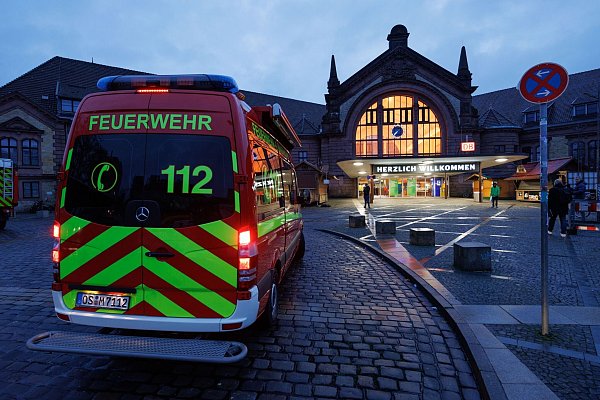 Ein Fahrzeug der Feuerwehr steht vor dem abgesperrten Hauptbahnhof in Osnabrück. - © Friso Gentsch/dpa