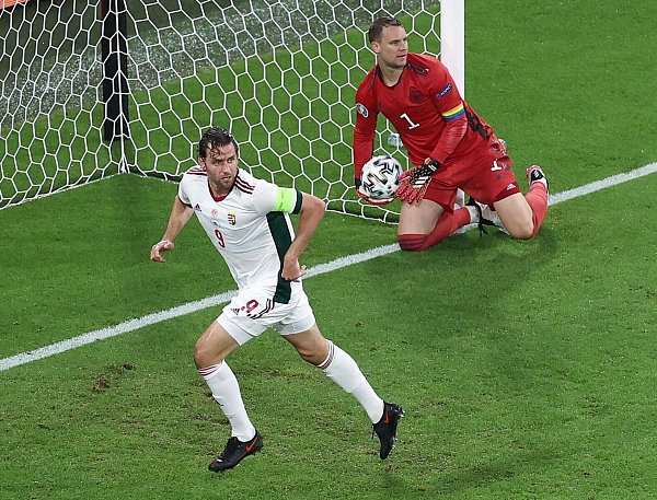 Ungarns Adam Szalai (l) feiert sein Tor zur 1:0-Führung. - © Christian Charisius/dpa