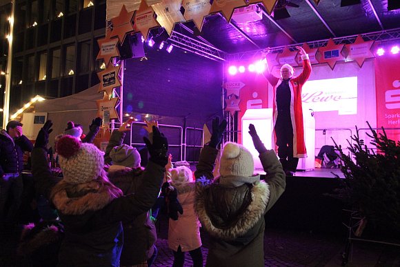 Bewegungslieder für die Kids: Die "Crazy DJ's" unterhalten das junge Publikum. - © Myriam Domke-Feiner