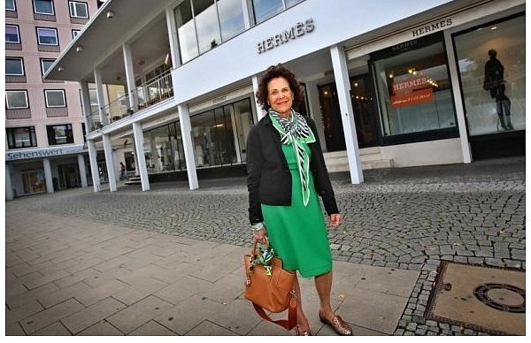 Helga Nolte will 2015 noch mehr internationale Modemarken anmieten. Hinter ihr die Hermès-Boutique. - © Foto: S. Jonek FOTO: S. JONEK
