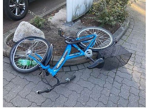 Der junge Radler war auf dem Gehweg unterwegs. Dort kam es zur Kollision mit dem schwarzen Auto - © Symbolfoto: Polizei