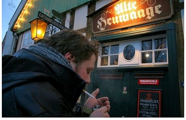 Ab Mai dürften sich rauchende Gäste vor der Alten Heuwaage, bisher ein Raucherclub, sammeln.2> - © FOTO: HOLGER KOSBAB
