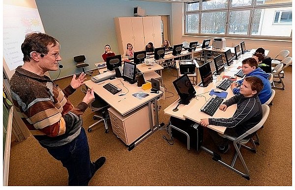 Josef Köjer setzt im Informatik-Unterricht an der Moritz-von-Büren-Schule die technischen Voraussetzungen wie Raumakustik, Anordnung der Arbeitsplätze und Absenkung der Bildschirme sowie die Lautsprecheranlage zusammen mit pädagogischen Maßnahmen ein, um Barrieren zwischen Lehrer und Hörgeschädigten abzubauen. - © FOTO: MARC KÖPPELMANN