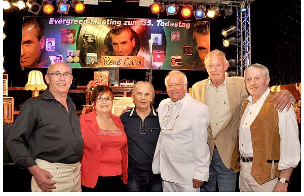 Gerhard und Monika Klement, Klaus Niebel, Henri de la Porta, Helmut Claus und Karl-Heinz Kleinesorg (v.l.) vor der Bühne, die mit einem bunten René-Carol-Banner geschmückt worden ist. - © FOTOS: KARIN PRIGNITZ