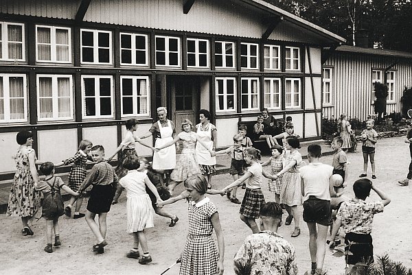 Kindertanz am Bunten Haus: 1958 feiern hier Berliner Kinder. - © Palte