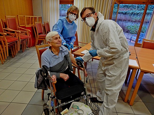 Auch Wally Kayn will sich gegen das Coronavirus schützen und lässt sich von Ulrich Kochsiek impfen. Ihm hilft dabei Sonja Ringel. - © Gunter Held