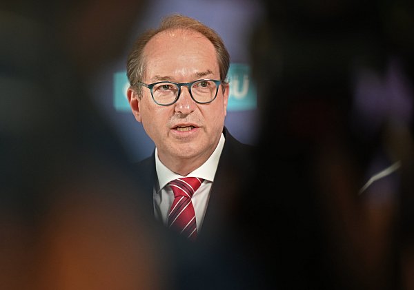 Bundesverkehrsminister Dobrindt (CSU) hatte die verschärften Grenzkontrollen kurz nach Amtsantritt verfügt. - © dpa