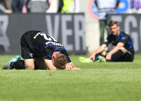 SC Paderborn 07 - Saison 2016-2017 - 20-05-2017 Stadion an der Bremer Bruecke - 3. Liga - VFL Osnabrueck - SC Paderborn Enttaeuscht nach dem Spiel - Felix Herzenbruch (l) und Marc Vucinovic (r) - © Marc Köppelmann