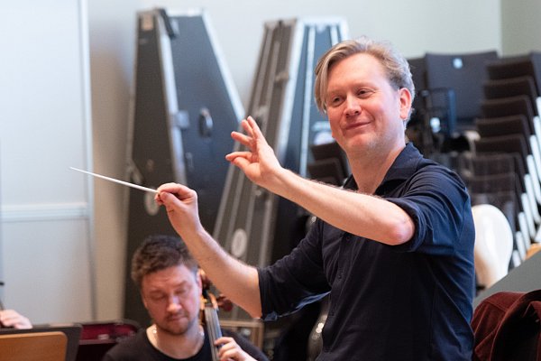 Jonathan Bloxham ist seit Beginn der Saison 2024/25 Chefdirigent der Nordwestdeutschen Philharmonie. - © Ralf Bittner