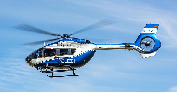 Ein Polizeihubschrauber kreiste in der Nacht von Sonntag auf Montag über der Höxteraner Innenstadt. - © Symbolbild: Polizei