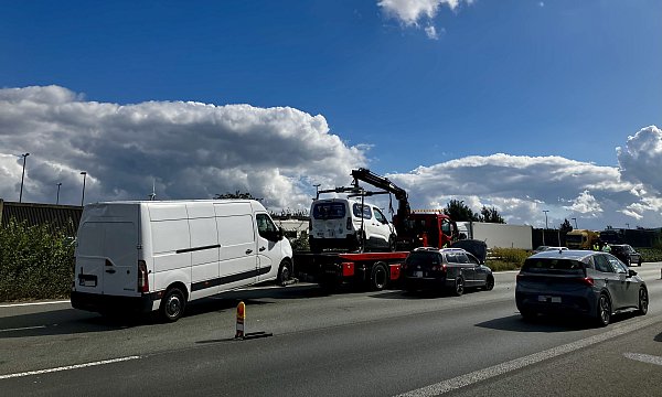 Nach gut einer Stunde konnte der Verkehr die Unfallstelle über die rechte Spur passieren. - © Jens Reichenbach
