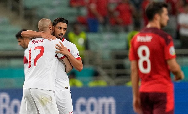 Irfan Can Kahveci und Burak Yilmaz (l) bejubeln den türkischen Anschlusstreffer. - © Darko Vojinovic/AP Pool/dpa